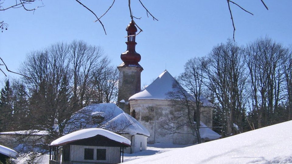 Zimní pohled na kostel sv. Anny na Andělské hoře