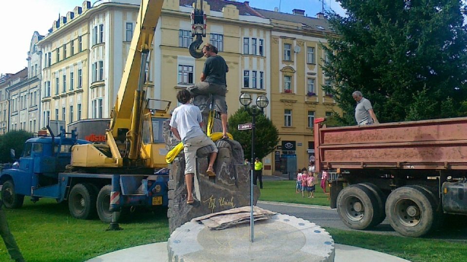 Ulrichův pomník město Hradec Králové převezlo do areálu technických služeb