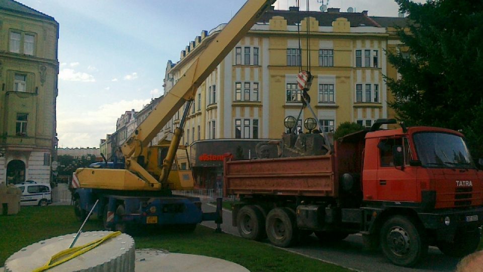 Ulrichův pomník město Hradec Králové převezlo do areálu technických služeb
