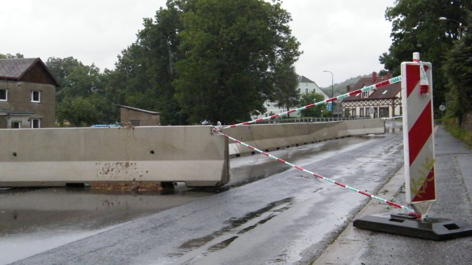 21. 7. 2011 Raspenava - pod silnicí se utrhl břeh, je neprůjezdná