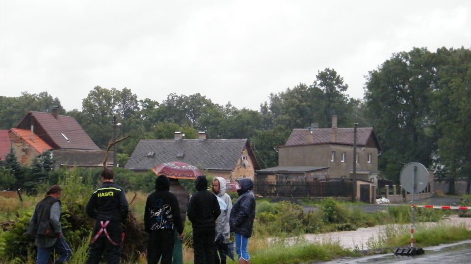 21. 7. 2011 Raspenava - lidé sledují vývoj povodně