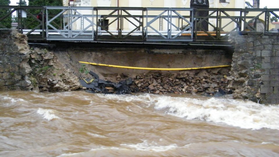 21. 7. 2011 Raspenava - od srpna 2010 podemletý břeh, most je provizorní