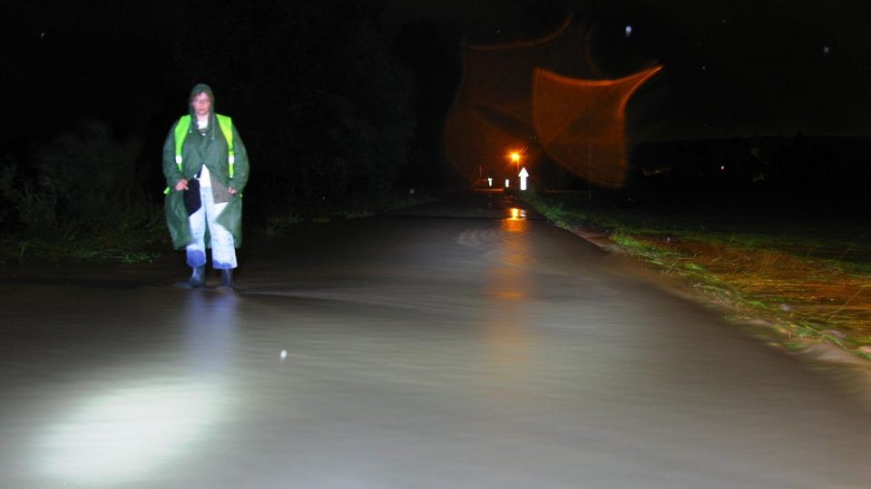 višňová v noci 5-10cm vody teče přes uzavřenou příjezdní silnici do obce II. 22072011.JPG