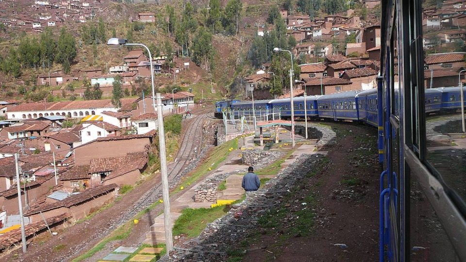 Vlak z Cusca k Machu Picchu překonává největší výškové rozdíly pomocí takzvaných úvratí - vyšplhá se do kopce, dojede na místo, kde koleje končí, přehodí se výhybka a vlak couvá vyšším stupněm dál