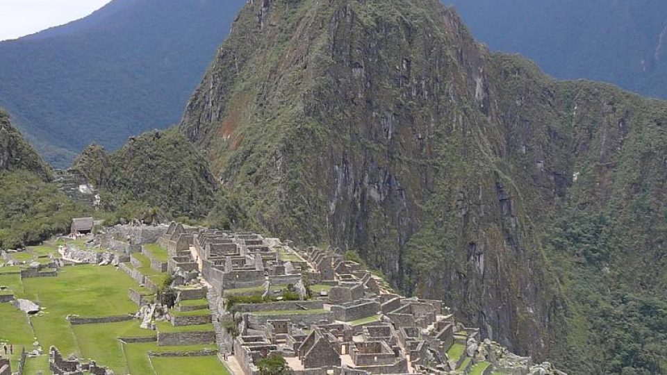 Když vyšplháte až na vyhlídku pod horou Machu Picchu, náhle spatříte tento div, sídlo neznámého účelu postavené v sedle mezi oběma horami