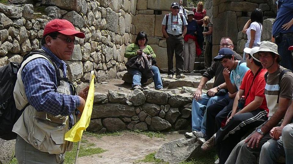 Průvodců je na Machu Picchu několik desítek, turisté mají o památku velký zájem