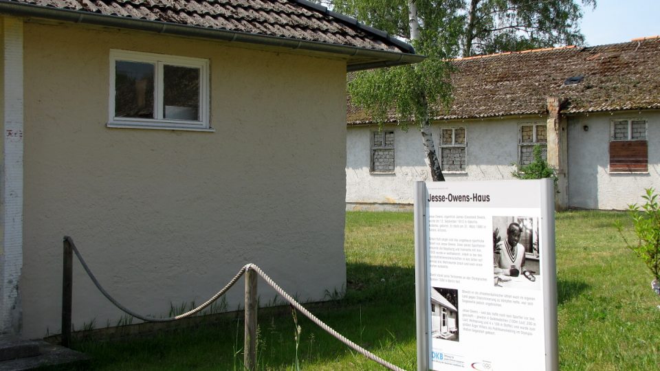 Nadace DKB jeden z domků upravila pro turisty do podoby, v jaké jej asi obýval hrdina berlínských her v roce 1936