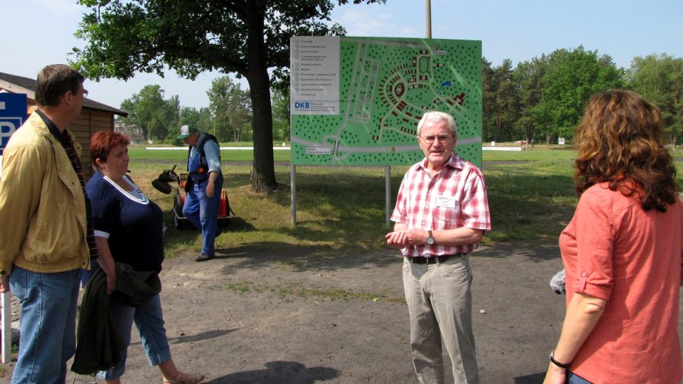 Siegfried Steiner z nadace DKB po areálu bývalé olympijské vesnice u Berlína provádí turisty