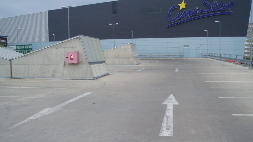 Mladá Boleslav v době škodovácké dovolené (13) - prázdné parkoviště