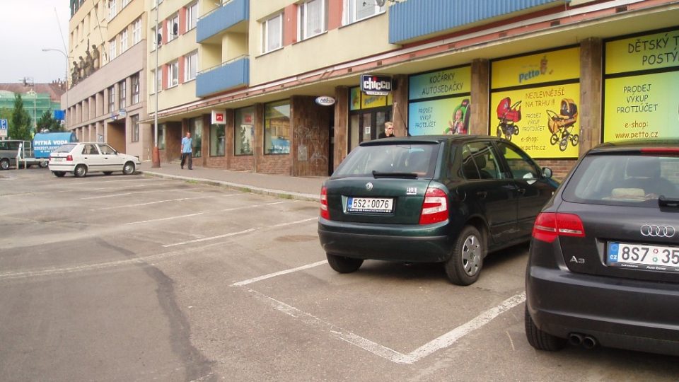 Mladá Boleslav v době škodovácké dovolené (2) - zaparkovaná auta