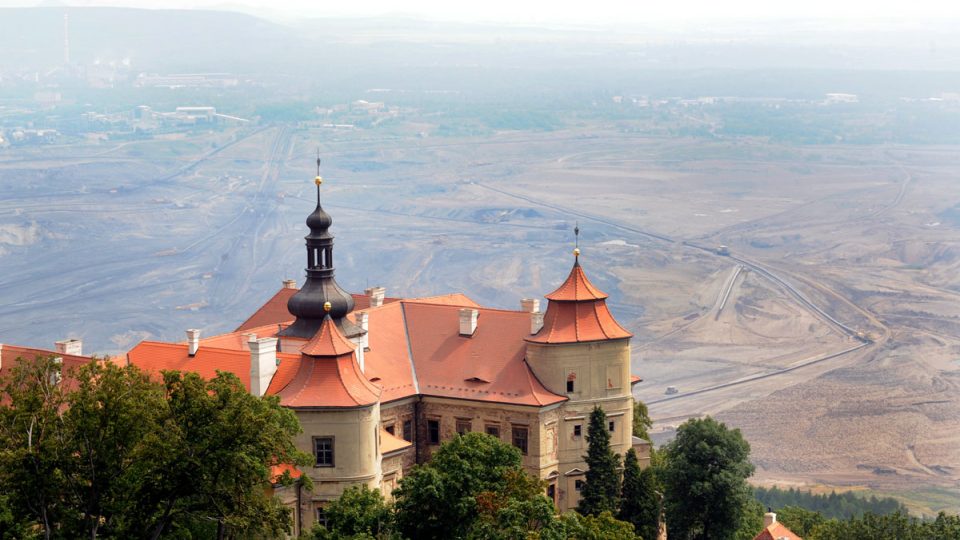 Zámek Jezeří a uhelný důl v Dolním Jiřetíně