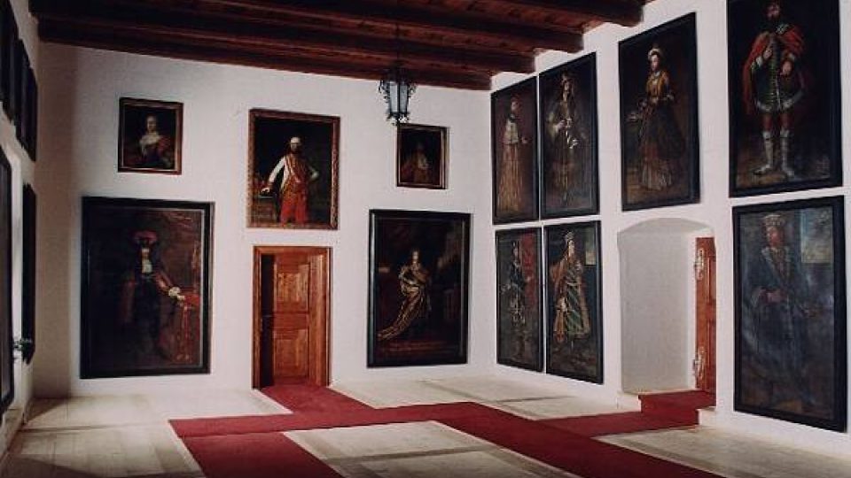 Na stěnách rytířského sálu visí mnoho obrazů