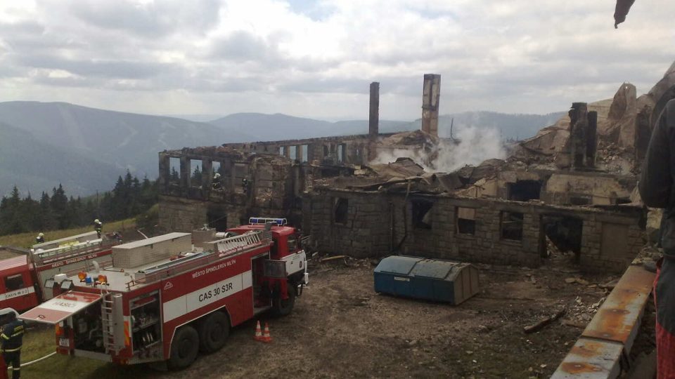 Trosky vyhořelé Petrovy boudy v Krkonoších