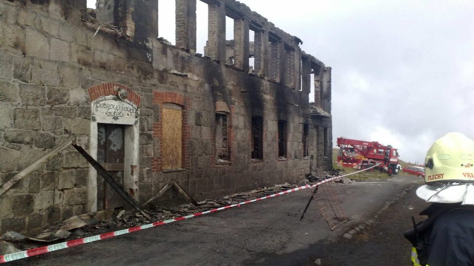 Trosky vyhořelé Petrovy boudy v Krkonoších