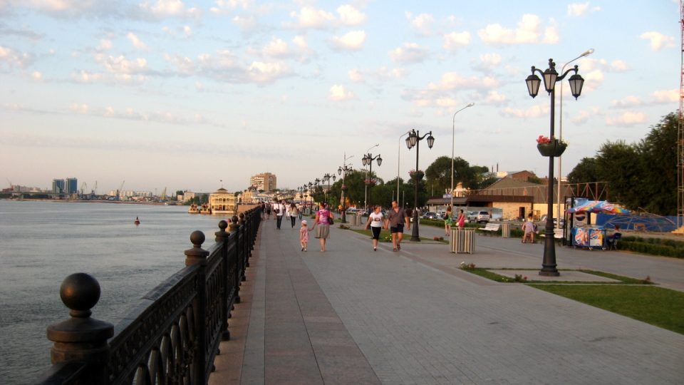 Astrachaňská promenáda po nábřeží řeky Volhy