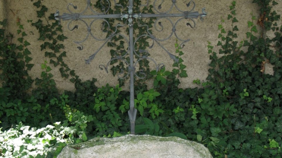 Kostel sv. Petra a Pavla v Biskupicích u Jevíčka - hřbitov s náhrobky bývalých majitelů zámku