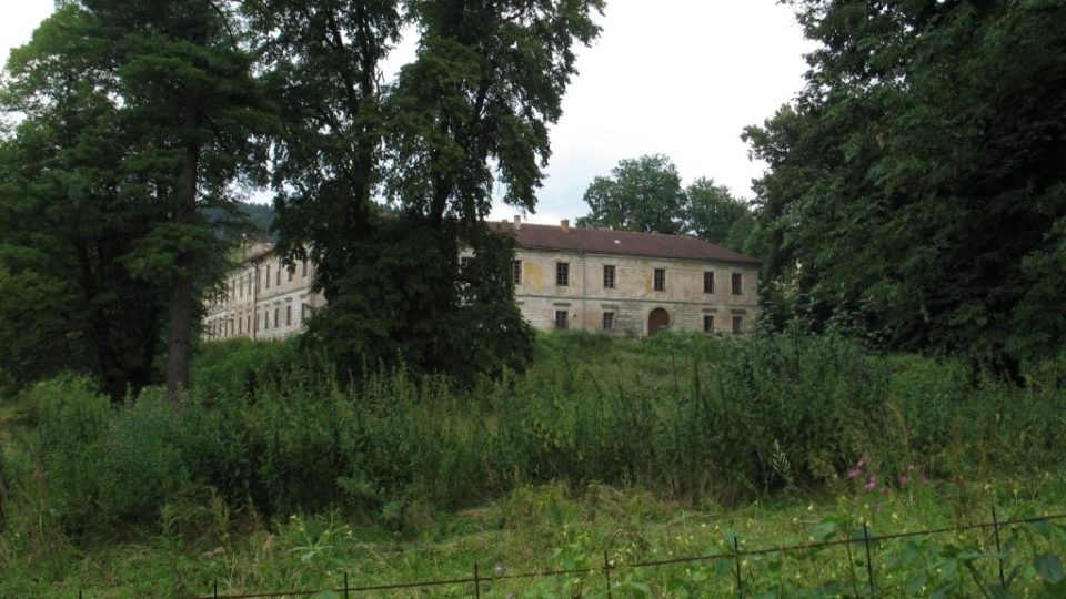 Zámek Biskupice u Jevíčka - zchátralý zámecký park