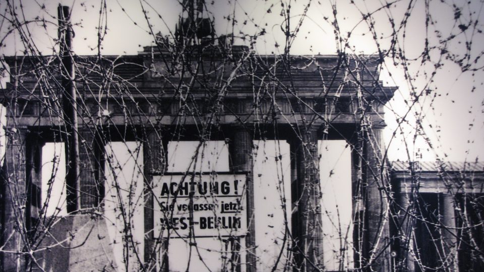 Archivní dobové fotografie z výstavy o životě v Klein-Glienicke, na snímku Braniborská brána