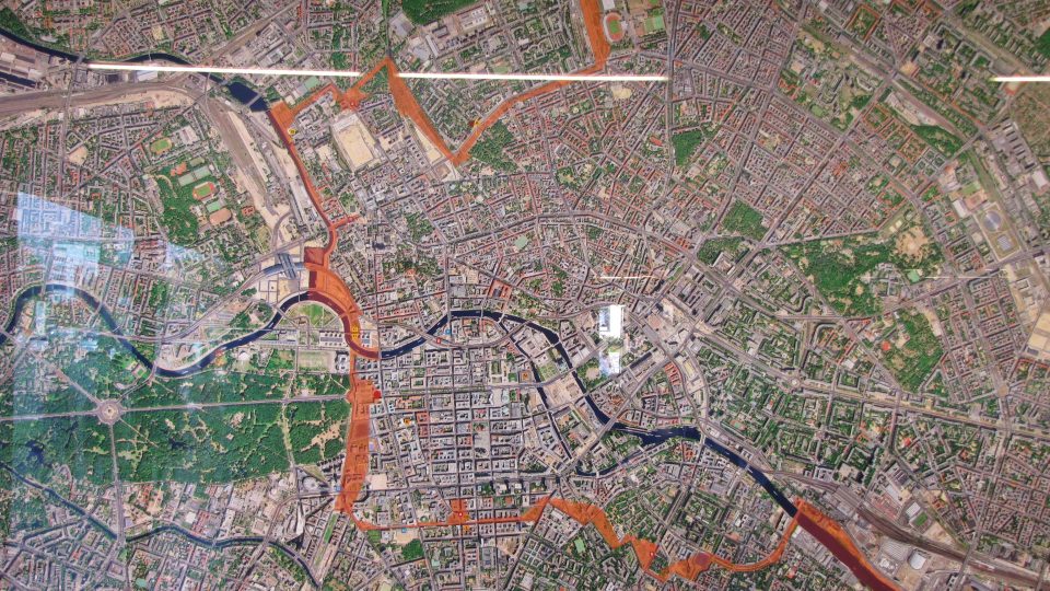 Plán Berlína se zakreslenou zdí, která město rozdělovala