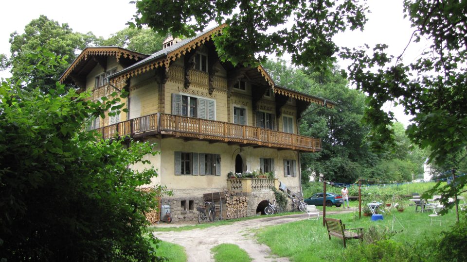 V podobném domě švýcarského stylu bydleli Peschmannovi