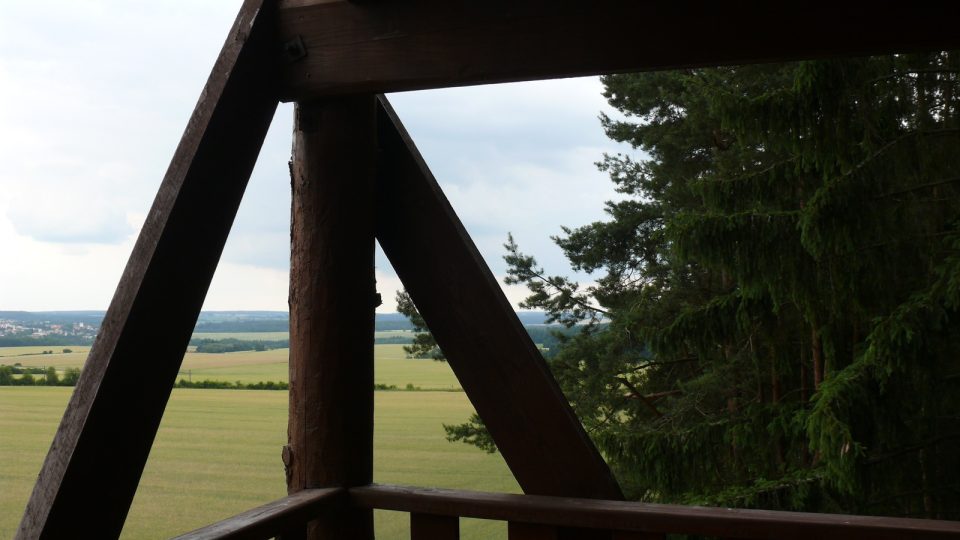 Výhled z rozhledny je na město Běchyně a okolí