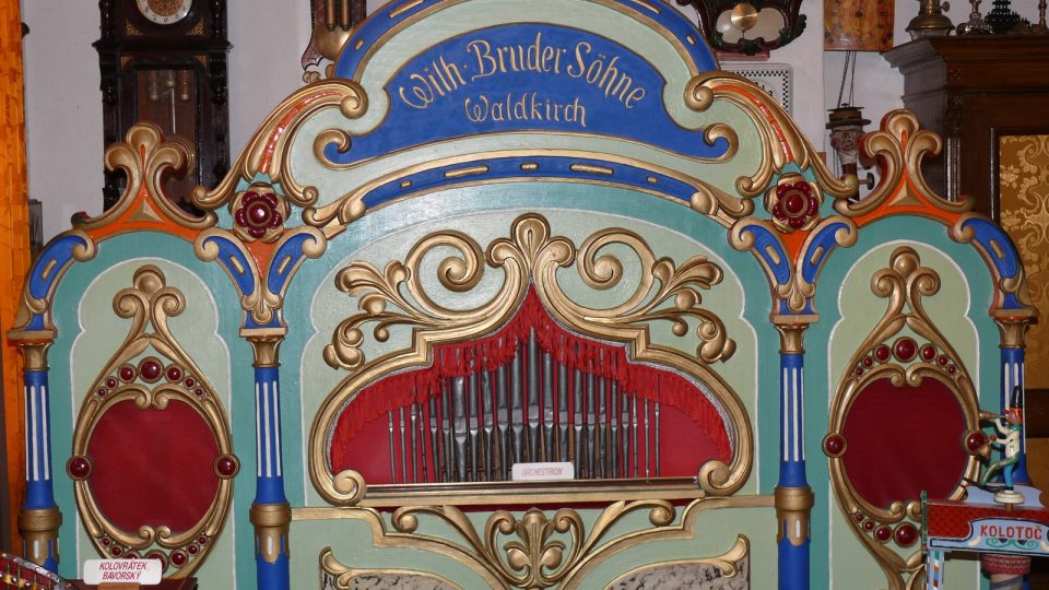 Orchestrion, na který se při poutích točilo klikou