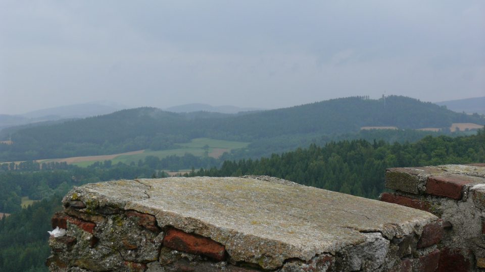 Zřícenina hradu Šelmberk je zasazena do krásné přírody Mladovožicka