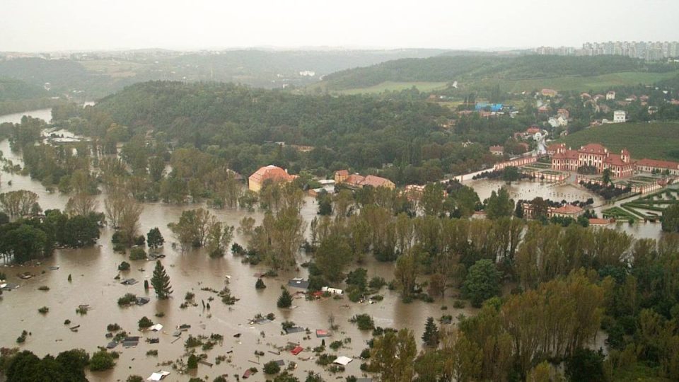 Zaplavený Císařský ostrov, Trojský zámek a areál Zoo Praha viděný z armádního vrtulníku v úterý 13. srpna 2002