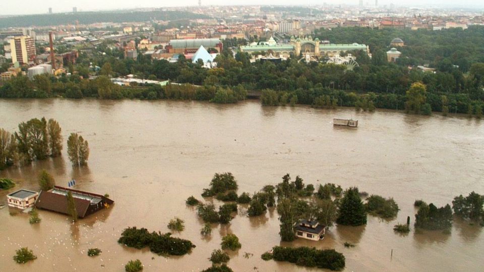 Z budov na vltavském nábřeží byly vidět jen střechy, zaplaven byl i areál vodního kanálu nedaleko zoo a také blízký jez