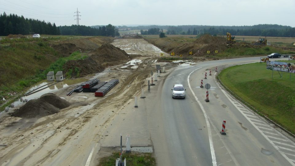 Rozestavěná část dálnice D3 od Tábora směrem k Veselí nad Lužnicí bude hotová až v polovině roku 2013 