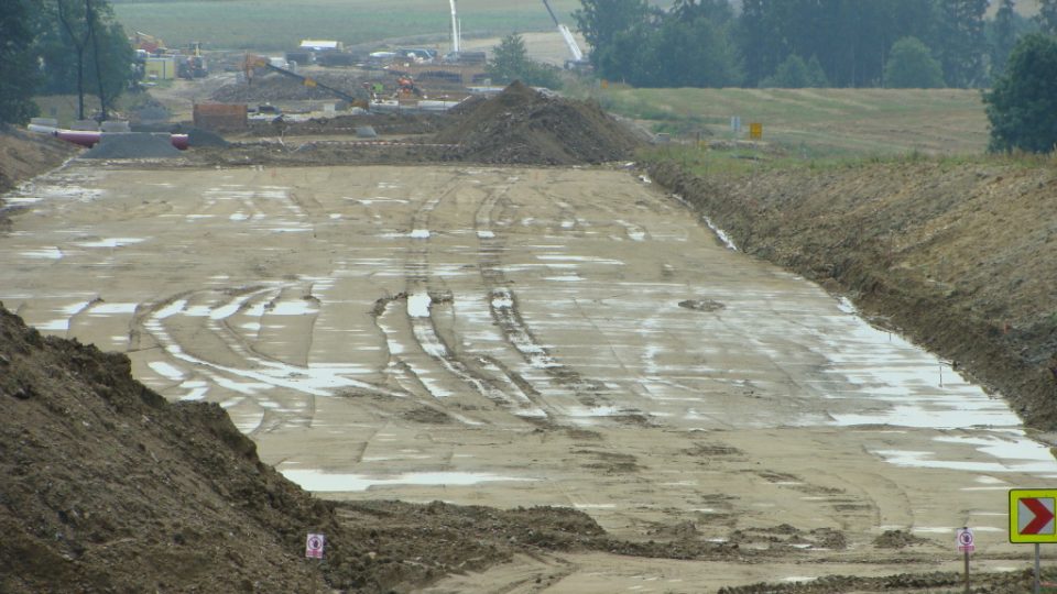 Rozestavěná část dálnice D3 od Tábora směrem k Veselí nad Lužnicí bude hotová až v polovině roku 2013