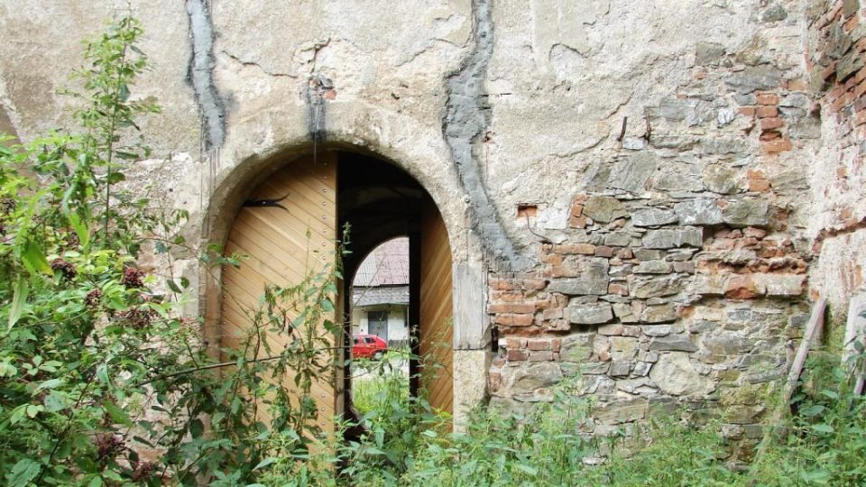 Zámek Vranová Lhota - portál na zahradu