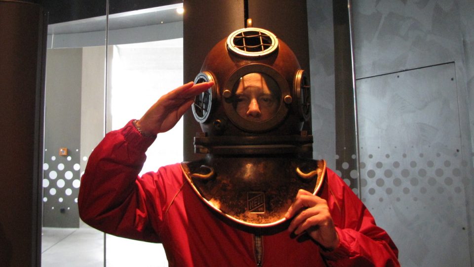 Mořské muzeum umožňuje návštěvníkům vyzkoušet si třeba těžký potápěčský skafandr