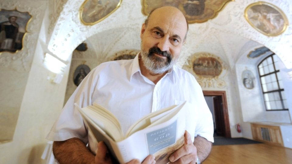 Prof. Tomáš Halík s oceněnou publikací Vzdáleným nablízku 