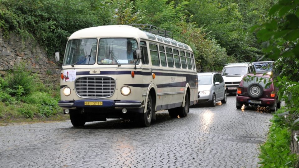 Dopravu návštěvníků narozeninové oslavy na Křivoklát zajišťovaly historické autobusy