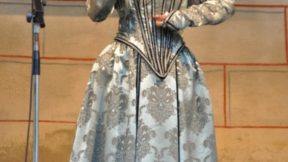 Kateřina Cajthamlová v dobovém kostýmu nejen provázela návštěvníky Křivoklátu, ale vystoupila i na pódiu při narozeninové oslavě