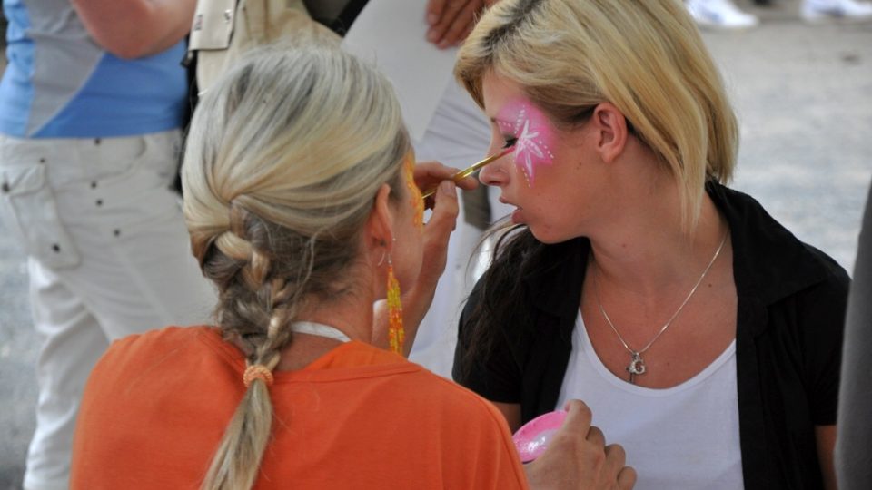 Malování na obličej bylo jednou z doprovodných atrakcí narozeninové oslavy