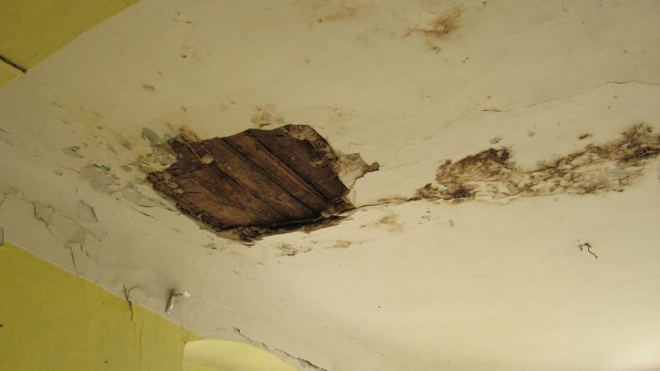 Fara ve Svinčanech - obytná místnost v prvním patře, kudy střechou zatéká
