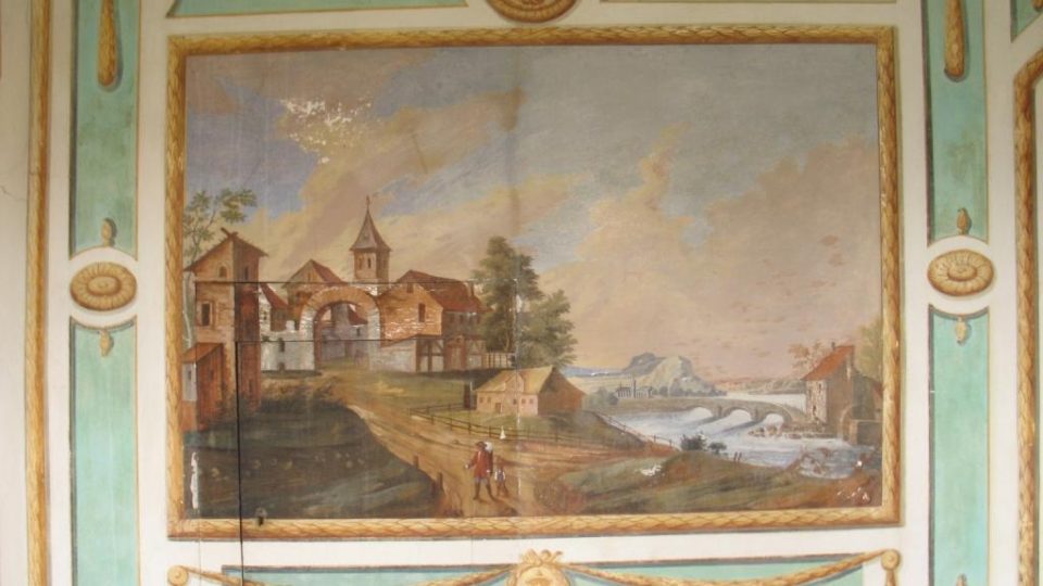 Fara ve Svinčanech - detail fresky Josefa Kramolína se zabudovanou skříňkou
