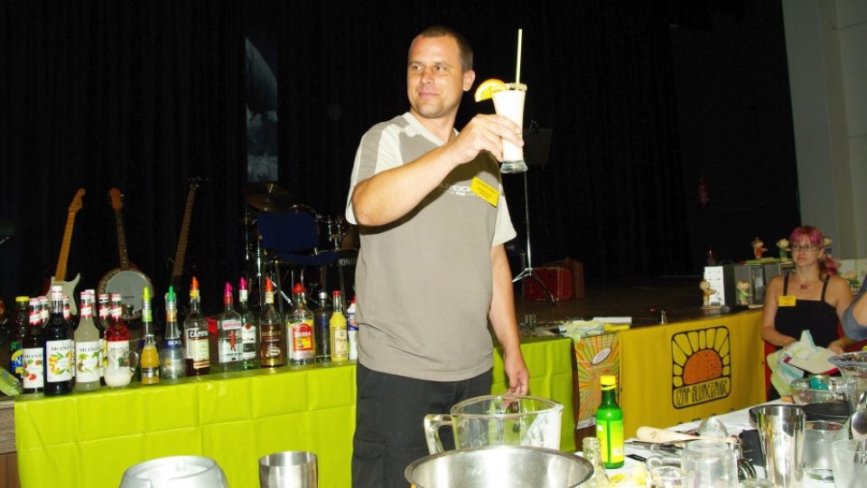 Ze soutěže zdravotně postižených barmanů ve Zlíně