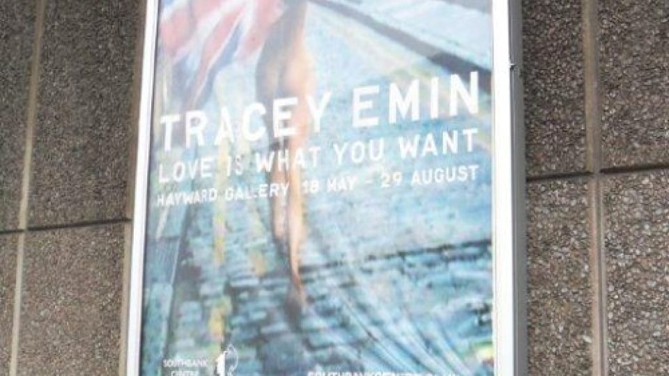 Plakát k výstavě Tracey Emin s titulem Láska je to, co chceš