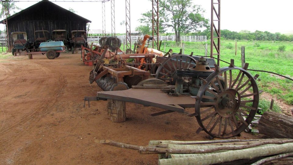 Staré zemědělské stroje na brazilské farmě Baile