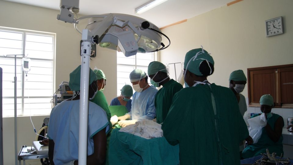 Operační sál v nemocnici sv. Karla Lwangy v Ugandě