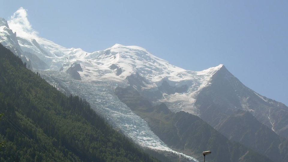 Pohled na Mont Blanc z Chamonix, střediska zimních sportů