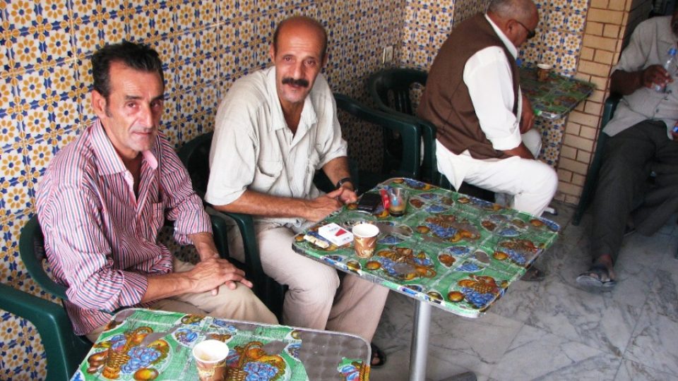 U cigarety a kávy teď místní debatují, co čeká nejen je, ale také Muammara Kaddáfího, který se stále skrývá