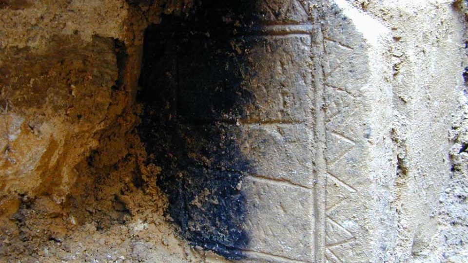Nalezený románský pohřební kámen