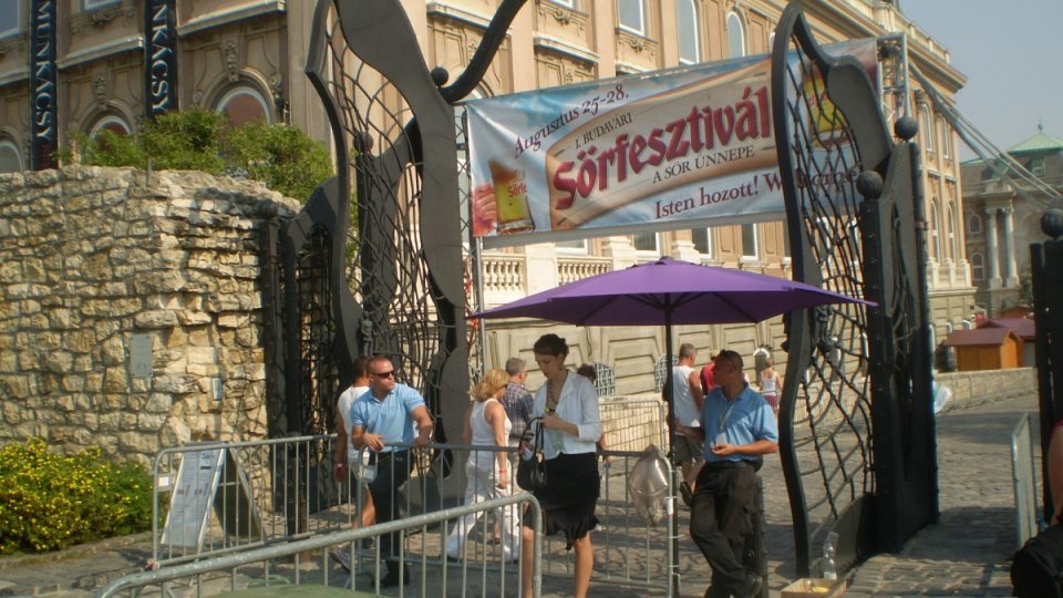 Vchod do areálu festivalu na Budínském hradě