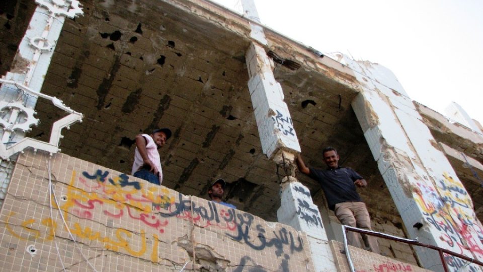 Co nezničily rakety NATO, odnesou si obyvatelé Tripolisu do svých domovů. Jako suvenýr nebo jako stavební materiál