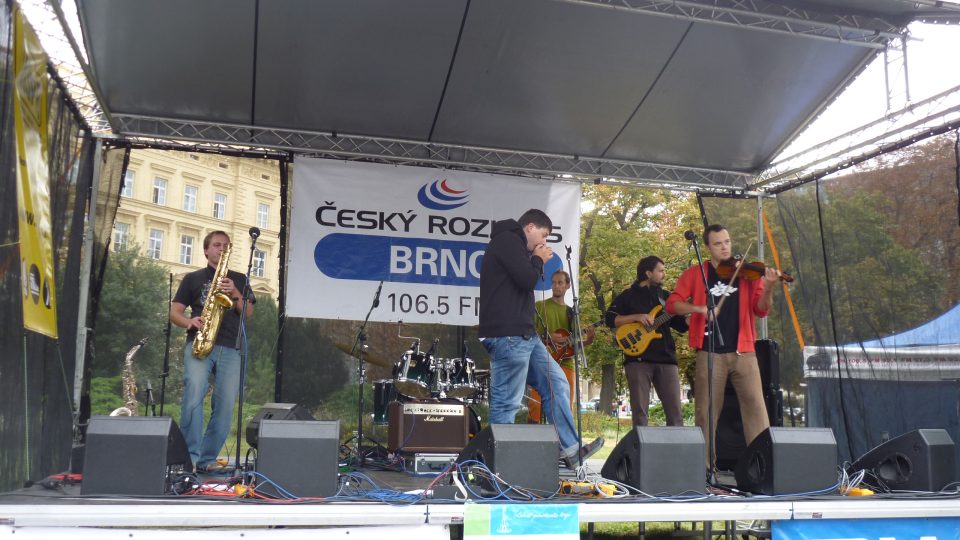 Druhým účinkujícím koncertu byla brněnská skupina Kumbalu, která  hraje etnobeat