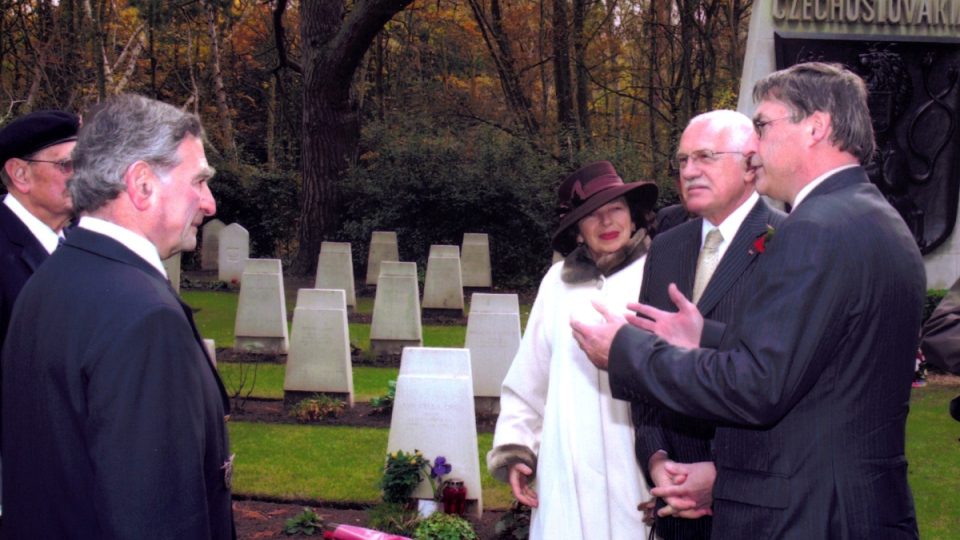 Arnošt Polák, předseda Svazu letců svobodného Československa, představuje ostatní prezidentu Klausovi a jeho manželce na hřbitově v Brookwoodu. Vedle prezidenta stojí londýnský velvyslanec Winkler